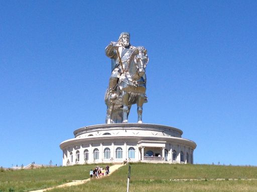 Estatua grande de un caballero sobre un caballo, situada en una base circular.
